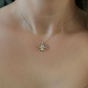 Collar con colgante de flor de loto en oro de 14 quilates: amuleto de la suerte