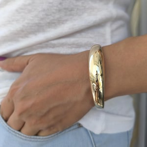 Handmade 14K Gold Hinged Bangle: 8 inch Oval Bracelet