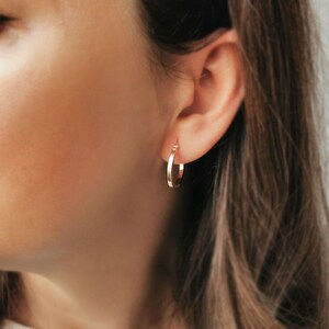 2 Cm Angular Hoop Earring 14K Gold Shining Hoop Earring For Women Birthday Jewelry For Mother Classic 2Cm Hoop Gold Earring Everyday Jewelry