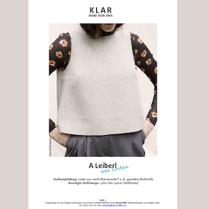 Könnte beinhalten: Ein graues ärmelloses Oberteil mit Rundhalsausschnitt, hergestellt aus Lodenstoff. Der Text "A Leiberl aus Loden" ist unten auf dem Oberteil aufgedruckt. Der Stoff wird empfohlen aus 100% Merinowolle zu sein, und die benötigte Stoffmenge beträgt 0,6 Meter bei einer Breite von 140 cm.
