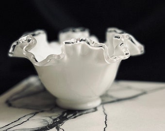 Pojemnik na cukierki Vintage White Fenton Silver Crest, falbaniasty, z falistymi krawędziami