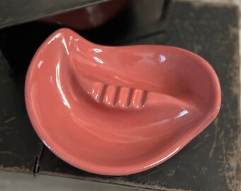 Retro ręcznie robiona ceramiczna popielniczka, vintage lata 70., róż, malwa