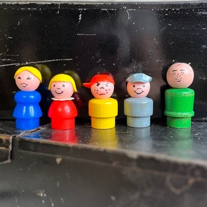 Gente pequeña de madera vintage, madre, padre, cartero, niño enojado, madera