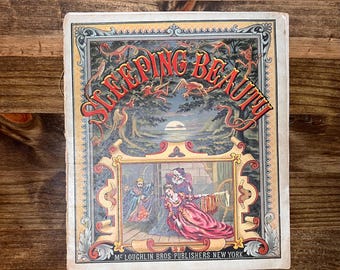 Może przedstawiać: Vintage okładka książki "Sleeping Beauty". Tytuł jest w czerwonym skrypcie z tłem sceny leśnej. Oprawiona ilustracja przedstawia księżniczkę w czerwonej sukni. Nazwa i lokalizacja wydawcy znajdują się na dole.