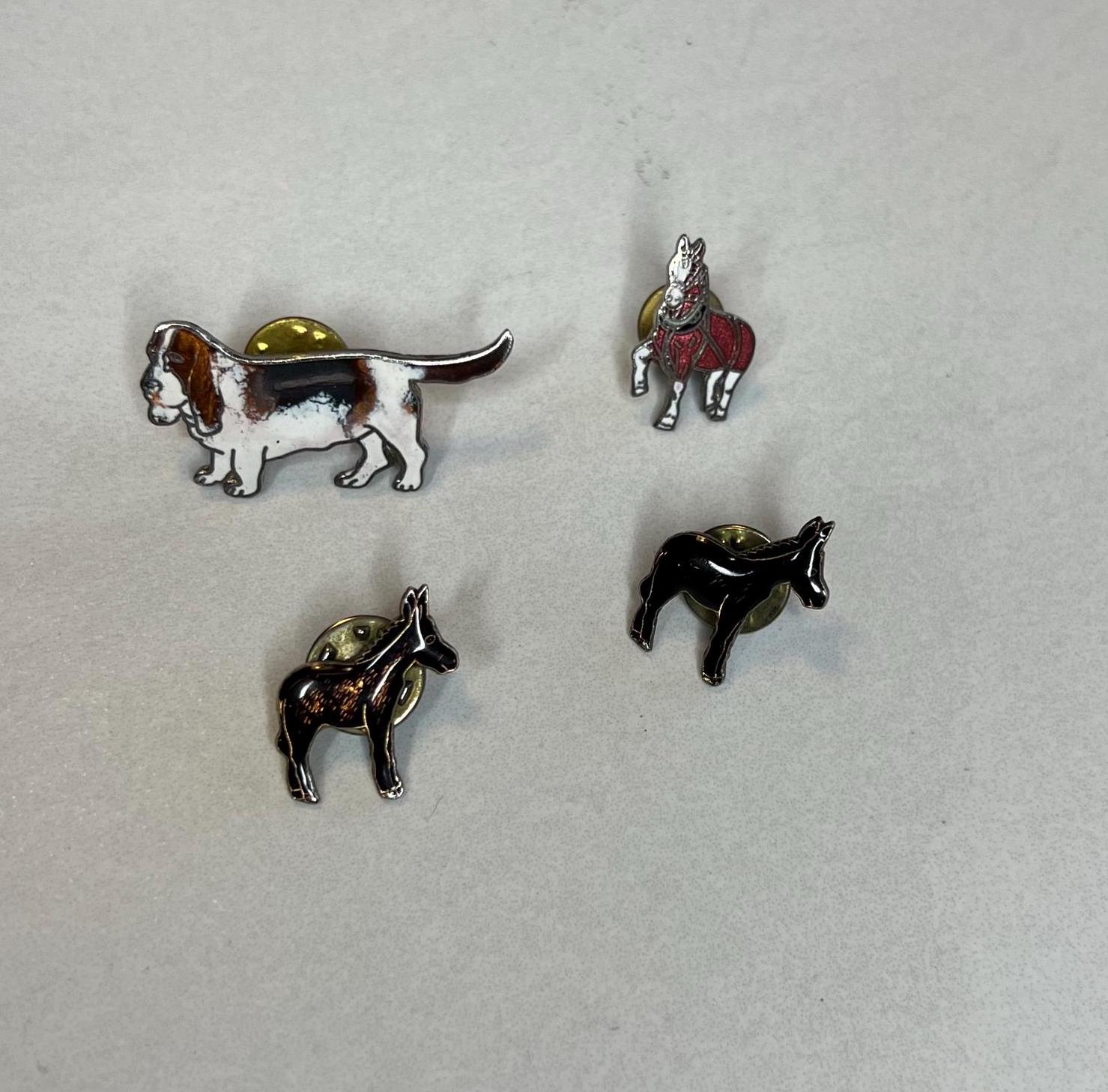 ヴィンテージ ラペルピン、バセット ハウンド、クライズデール馬、ロバ