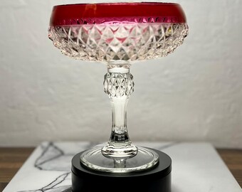 Szklana miska na postumencie w stylu vintage Indiana, żurawinowa, wzór w romby
