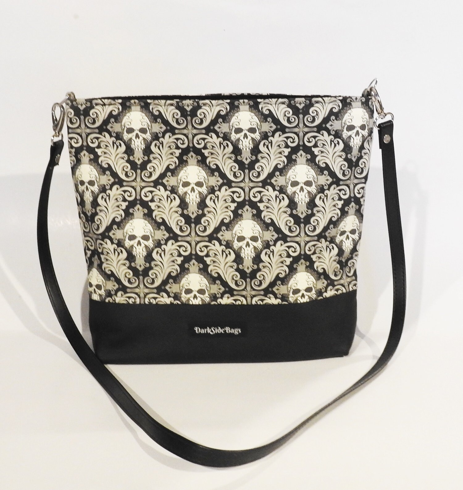 Skull Flower Pattern Handbag, Gothic Boston Shoulder Bag, Halloween Crossbody Bag For Women main image 1