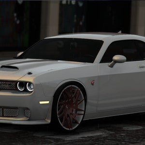 Pode incluir: Um Dodge Challenger branco com uma grade preta e detalhes vermelhos nas rodas. O carro está estacionado em uma rua molhada.