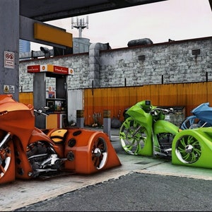 Op de afbeelding: Drie op maat gemaakte motorfietsen geparkeerd bij een tankstation. De motorfietsen zijn geverfd in fel oranje, groen en blauw. De motorfietsen hebben grote, aangepaste wielen en een unieke carrosserie.