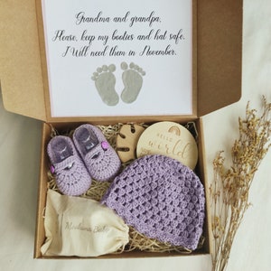 Ankündigung Schwangerschaftskarte zu Großeltern Mütze Babyschuhe, Booties Hutkorb für neues Babyankündigung, Lila Babyschuhe & Mütze Box