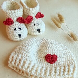 Boîte cadeau faire-part de grossesse, chaussons ours, chapeau avec coeur, message personnalisé, carte de naissance en bois, cadeau baby shower ou Saint-Valentin