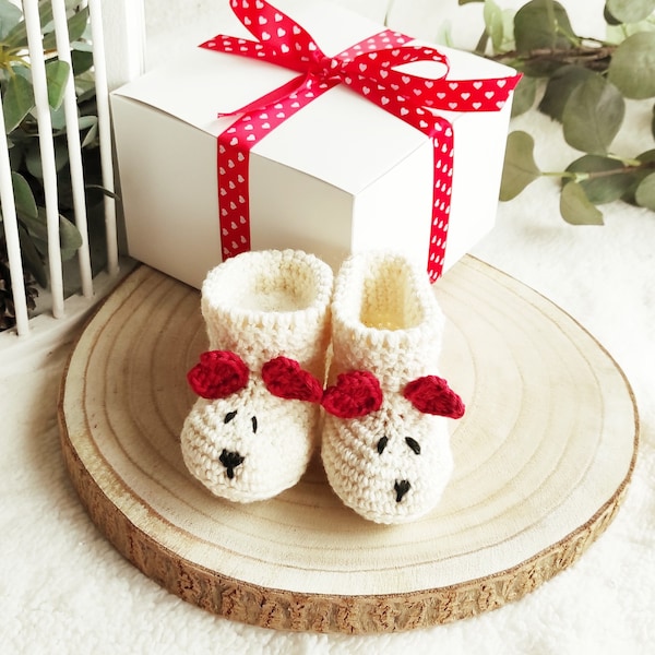 Chaussons blancs au crochet pour la Saint-Valentin avec petites oreilles en forme de coeur rouge, chaussons ours en peluche, chaussons bébé annonce de grossesse