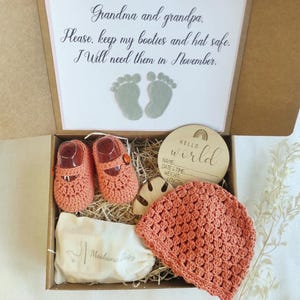 Caja de regalo con gorro y patucos para bebé de color naranja, tarjeta con anuncio de nacimiento con gorro y patucos para bebé, anuncio de abuelos con gorro y patucos
