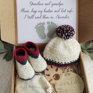 Baby shoes announcement gift for grandparents, Parents pregnancy announcement booties and hat, Grandparents announcement booties and hat