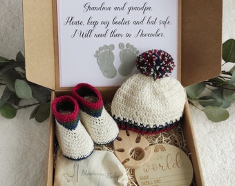 Baby shoes announcement gift for grandparents, Parents pregnancy announcement booties and hat, Grandparents announcement booties and hat