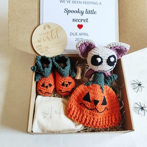 Halloween Schwangerschaftsankündigung, Vampir Plüschtier für Neugeborene, Süßes oder Saures neues Baby Enthüllen, Booties und Babymütze für die gruselige Saison