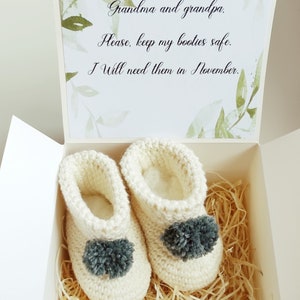 Crochet baby booties, Parents pregnancy announcement booties, Bootie gift box for parents to be, Pom pom baby booties, white baby booties