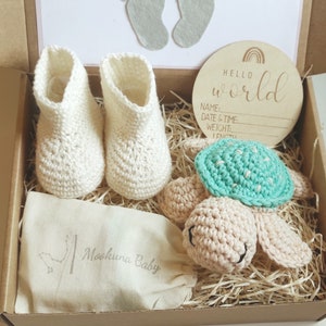 Faire-part des grands-parents avec des chaussures de bébé, jouets neutres en matière de genre, coffret cadeau post-partum, cadeau idéal pour une maman, cadeau pour une amie enceinte.
