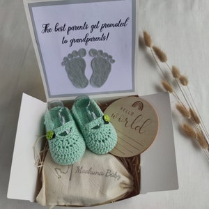 Faire-part de bébé en espagnol, bottines vertes, faire-part de grossesse aux grands-parents avec des chaussons, chaussons de printemps pour les grands-parents