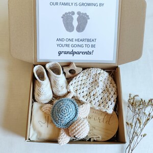 Faire-part de grossesse pour tante et oncle, coffret cadeau pour bébé non sexiste, chaussons et bonnet bébé blancs et crème, bébé tortue en peluche