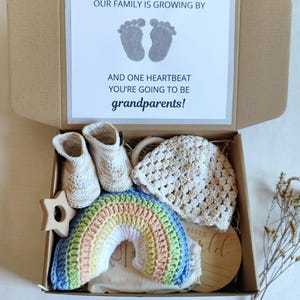 Personalisierte Babyankündigung, Schwangerschaftsgeschenk für Großeltern, Babyschuhe und gehäkelte Babypuppe, Schwangerschaftsankündigungsüberraschung