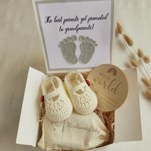 Geburtsanzeige Booties Geschenk, zeigen Schwangerschaft Mann mit Booty Set, Babyschuhe Box aus organischer Baumwolle, Spanische Karte Baby Booties Geschenk