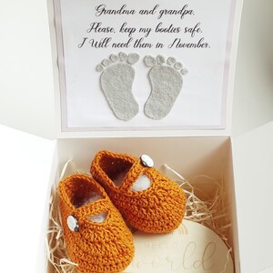 Regalo per l'annuncio della gravidanza: scarpine all'uncinetto, scatola per la rivelazione dei nonni