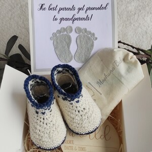 Customized pregnancy announcement gift box, Soft and warm merino wool booties, Pregnancy announcement gift box with merino wool detail