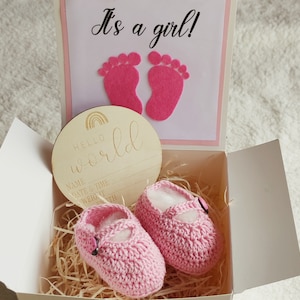 Großeltern Schwangerschaftsankündigung, Babyschuhe enthüllen Box Eltern, rosa Babyschühchen, Neugeborene offenbaren Karte, gehäkelte Schühchen