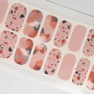 Beige Nagelfolien, Nagellackstreifen, Nagelfolien, Nageldesign, moderne Nagelmaniküre, Farbflecken, abstrakte Kunst, Terrazzo