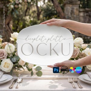 Puede incluir: Una fuente ovalada blanca con el texto "decoplate platter MOCKU" en gris, sostenida por manos. La fuente está sobre una mesa con cubiertos y flores. La imagen incluye el texto "DecoWare Platter D9727-22".