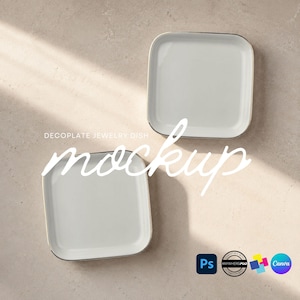 Pode incluir: Dois pratos quadrados para joias em cinza claro com bordas metálicas finas. O texto DECOPLATE JEWELRY DISH mockup está sobreposto em letra cursiva branca. Pequenos ícones para Photoshop, AnywherePOD e Canva estão visíveis no canto.