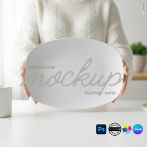 Peut inclure: Un plat ovale en céramique blanche avec le texte gris DECOPLATE mockup PLATTER D9727 imprimé au centre. Le plat présente une finition mate et lisse ainsi qu'un design épuré et simple adapté à divers besoins de service.
