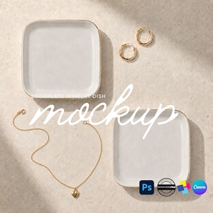 Könnte beinhalten: Zwei quadratische weiße Schmuckschalen mit goldfarbenen Rändern, eine goldene Halskette mit Herzanhänger und ein Paar goldene Creolen. Der Text DECOPLATE JEWELRY DISH mockup ist sichtbar, zusammen mit kleinen Ps-, AnywherePod- und Canva-Symbolen.