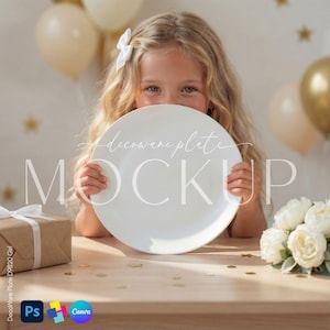 Könnte beinhalten: Ein junges Mädchen hält einen weißen Teller mit dem Wort „MOCKUP“ in großen Buchstaben. Der Teller befindet sich vor ihrem Gesicht. Der Hintergrund umfasst Luftballons, eine Geschenkbox und Blumen. Der Teller steht auf einem Holztisch.