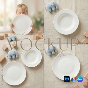 Könnte beinhalten: Ein Mockup mit weißen Tellern, blauen Elefanten-Spielzeugen und Holzblöcken auf einer beigen Oberfläche. Ein Kind hält im Hintergrund einen Teller. Das Wort "MOCKUP" wird in der Mitte angezeigt, mit dem Text "DecoWare Elephant Bundle" links.