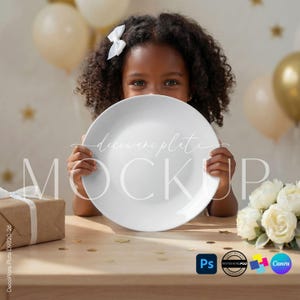 Könnte beinhalten: Ein weißer Teller, der von einem Kind gehalten wird, mit dem Text "decoware plate MOCKUP" in heller Schrift. Die Szene umfasst eine Geschenkbox, Blumen, Luftballons und Konfetti, was auf ein Feier- oder Partythema hindeutet.
