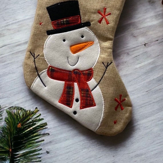 クリスマスストッキングと雪だるま飾りセット 雪だるまのクリスマスストッキング - 黄麻布とタータンのホリデー