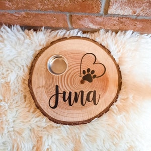 Könnte beinhalten: Eine Holz-Hunde-Schale mit einem Herz- und Pfotenabdruck-Design. Die Schale ist mit dem Namen "Juna" personalisiert.