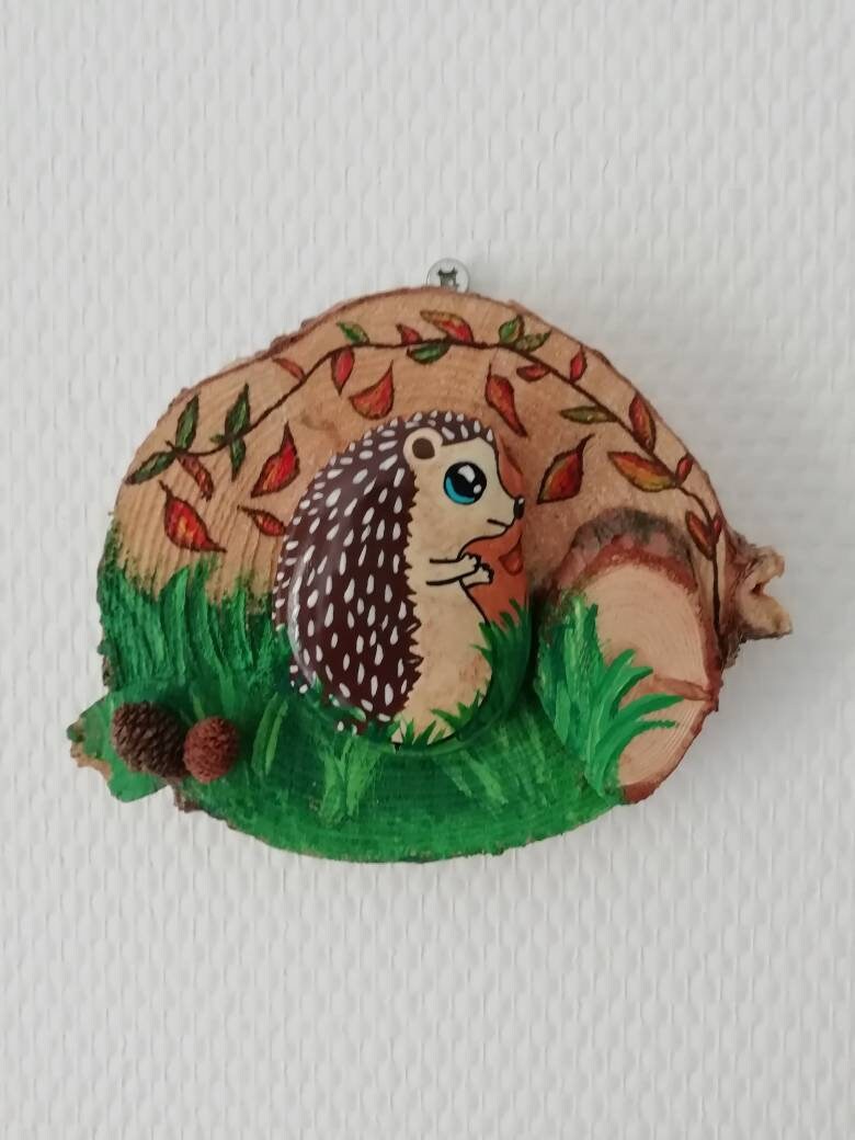 Galet Hérisson sur Rondin