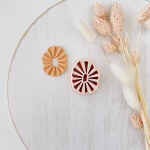 Tagliapasta per argilla polimerica, forme rotonde a raggiera per orecchini, strumento per tagliare l'argilla con superficie testurizzata per la creazione di gioielli, design radiale moderno, W-18