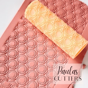 Può includere: Un set di tre tazze in ceramica con finitura opaca e macchiettata. Le tazze sono nei toni del crema, grigio chiaro e grigio scuro. Ogni tazza ha un design semplice e minimalista.