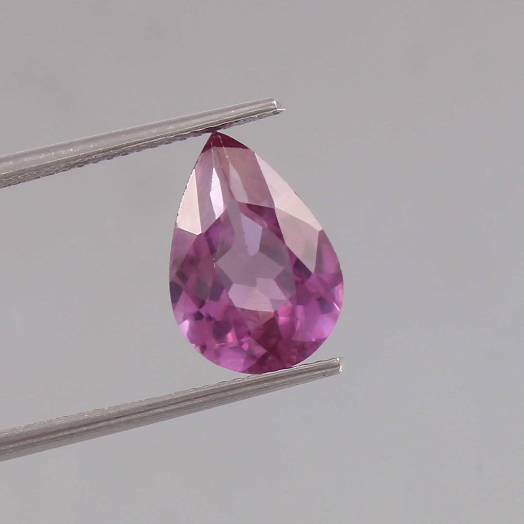 Pierre Alexandrite Taillée Poire 32.10 Carats - Créée En Labo, Qualité AAA+, Pour Bijoux