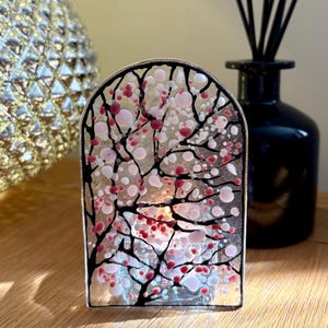 Candelabro de arco de flor de cerezo rosa, arte de vidrio fusionado, regalo de boda, candelabro de 2 tamaños, pintado a mano, regalo de decoración del hogar, vela de té rosa y blanca
