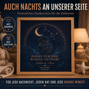 Könnte beinhalten: Ein quadratischer Holzrahmen mit einem dunkelblauen Druck, der einen goldenen Halbmond, Sterne und die Strichzeichnung einer Person mit Baby zeigt. Der Text lautet: AUCH NACHTS AN UNSERER SEITE, DANKE FÜR JEDE RUHIGE ANTWORT, Hebamme Anna, Laura & Mila, 14.08.2026.