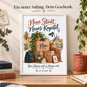 Könnte beinhalten: Ein gerahmtes Wandbild mit einer Illustration von gestapelten Umzugskartons, einem Rucksack, Büchern, einer Topfpflanze und einer Schreibtischlampe. Der Text lautet "Neue Stadt. Neues Kapitel.", "Nia" und "Dein Zuhause reist im Herzen mit." mit dem Datum "01.10.2026".