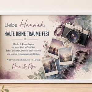 Könnte beinhalten: Ein gerahmter Druck mit dem deutschen Text 'Liebe Hannah, HALTE DEINE TRÄUME FEST', einer Vintage-Kamera, drei quadratischen Landschaftsfotos und einem Filmstreifen vor einem weichen Aquarellhintergrund mit floralen Akzenten.