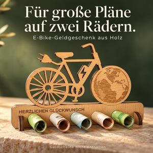Könnte beinhalten: Ein hölzerner E-Bike-Ausschnitt mit einer Weltkugel am Vorderrad und einem Ladestecker am Heck, montiert auf einem Sockel mit fünf Löchern für gerollte Geldscheine. Der Text lautet: Für große Pläne auf zwei Rädern. E-Bike-Geldgeschenk aus Holz. HERZLICHEN GLÜCKWUNSCH. Geldscheine nicht enthalten.