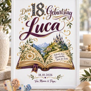 Op de afbeelding: Een ingelijste print met de tekst "Dein 18. Geburtstag Luca" in decoratief schrift. De illustratie toont een open boek met een kasteel op een heuvel, een kompas en de tekst "Schreib deine Geschichte. Seite für Seite." met de datum 18.10.2026.