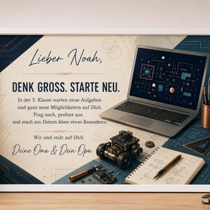 Könnte beinhalten: Ein gerahmter Druck mit einem Laptop, der eine digitale Schaltkreisgrafik anzeigt, einem kleinen Roboter-Spielzeug, einem Notizbuch mit technischen Skizzen und einem Stift. Der Text lautet: "Lieber Noah, DENK GROSS. STARTE NEU. In der 5. Klasse warten neue Aufgaben und ganz neue Möglichkeiten auf Dich. Frag nach, probier aus und mach aus Deinen Ideen etwas Besonderes. Wir sind stolz auf Dich Deine Oma & Dein Opa."